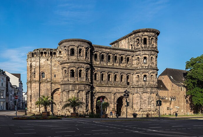 https://upload.wikimedia.org/wikipedia/commons/thumb/b/b0/Porta_Nigra_morgens_(100MP).jpg/1200px-Porta_Nigra_morgens_(100MP).jpg