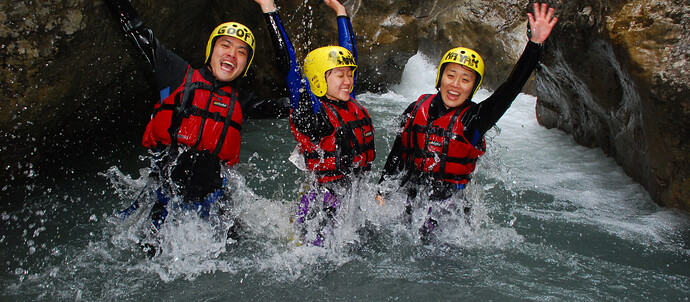 https://www.kisc.ch/sites/default/files/styles/node-large-top-image/public/activity_cover_images/canyoning_interlaken008.jpg?itok=gQn1wm1_