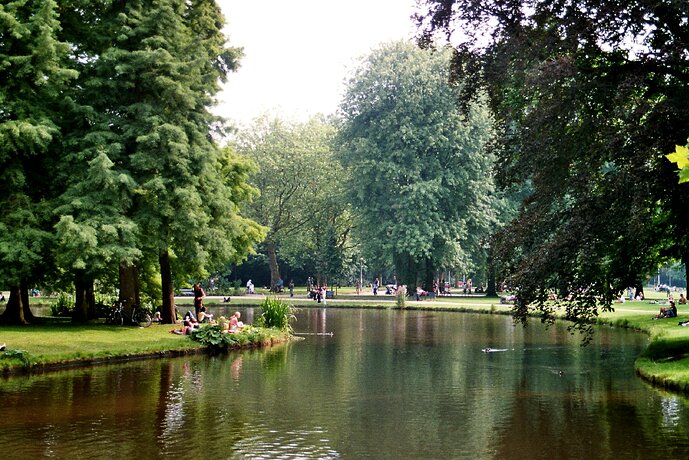 https://upload.wikimedia.org/wikipedia/commons/3/3b/Amsterdam%2C_Vondelpark%2C_at_the_pond-2.jpg