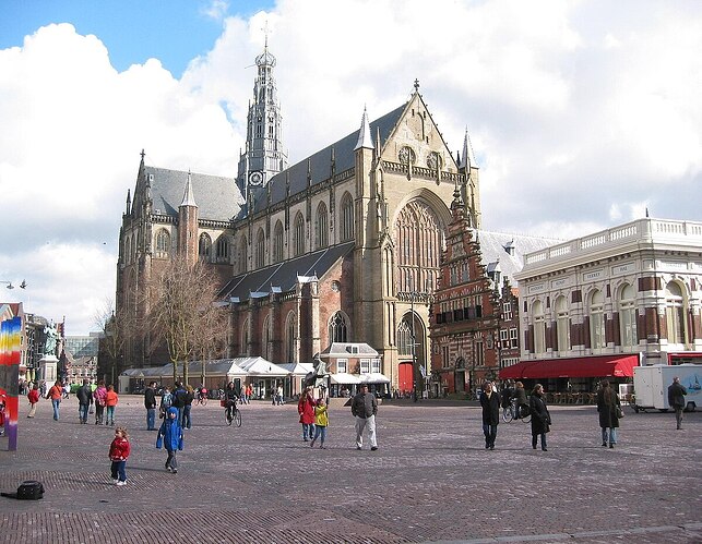 https://upload.wikimedia.org/wikipedia/commons/thumb/1/19/HaarlemGroteMarkt1.JPG/1200px-HaarlemGroteMarkt1.JPG